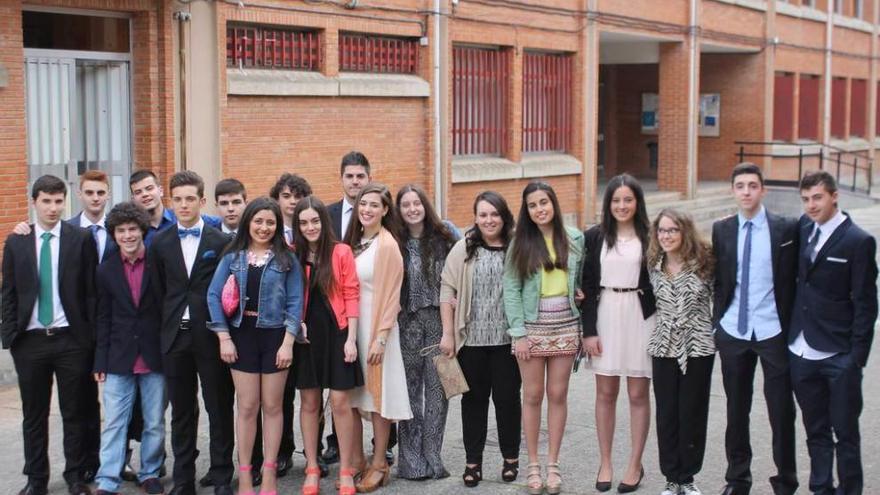 El musical &quot;Mamma Mia&quot; anima la graduación del Ramón Areces