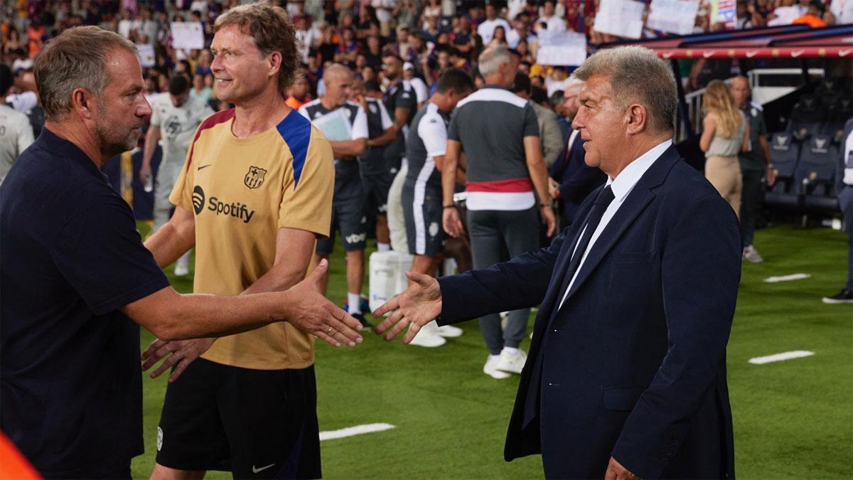 Hansi Flick saluda a Joan Laporta en el Trofeu Joan Gamper