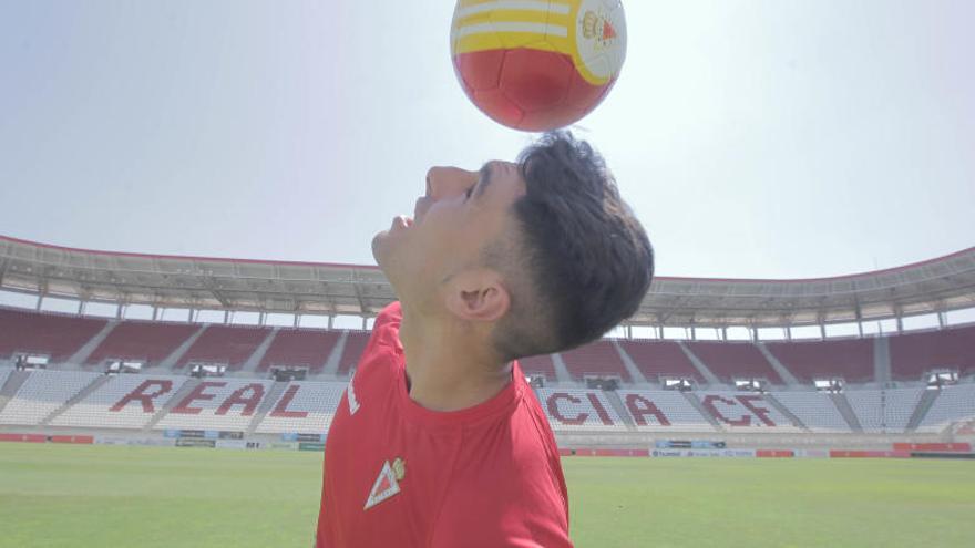 Alejando Chavero cabecea el balón durante su presentación como nuevo jugador del Real Murcia.