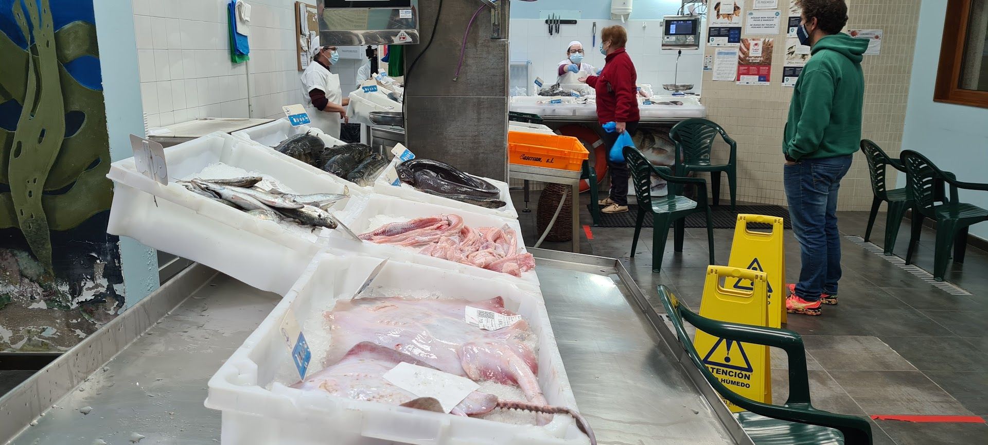 La pescadería de la cofradía San Martiño, en el edificio de la lonja.