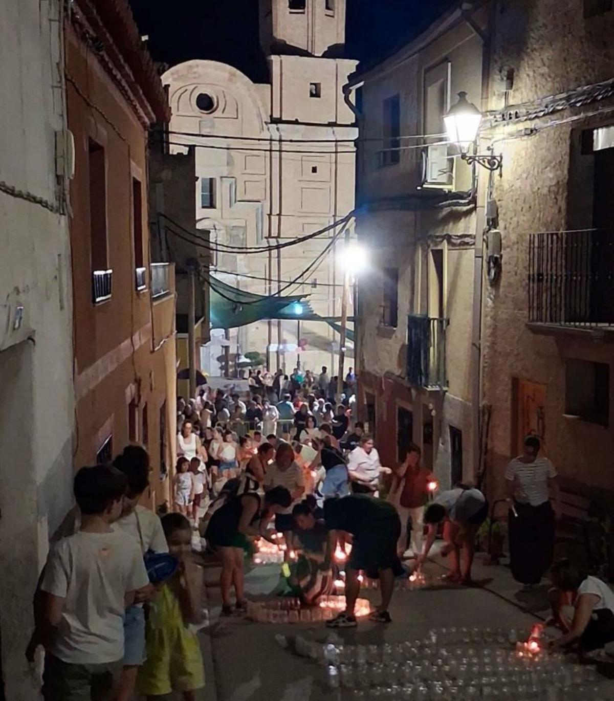 Los vecinos iluminaron las calles con velas. | SERVICIO ESPECIAL