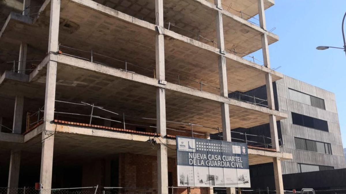 El edificio que albergará el cuartel de la Guardia Civil de Antequera, en construcción.