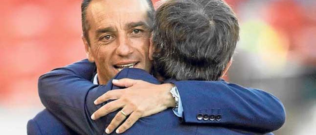 Vázquez y Oltra se dan un gran abrazo.