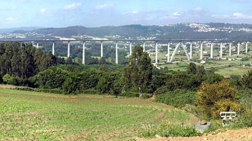 Vista general del viaducto de O Eixo, en Boqueixón, tars la finalización de las obras de plataforma.