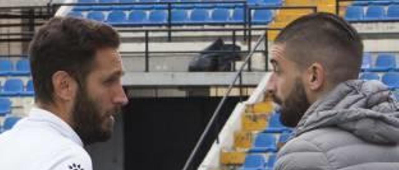 Conversación en el Rico Pérez entre el técnico Planagumà y el director deportivo Portillo.