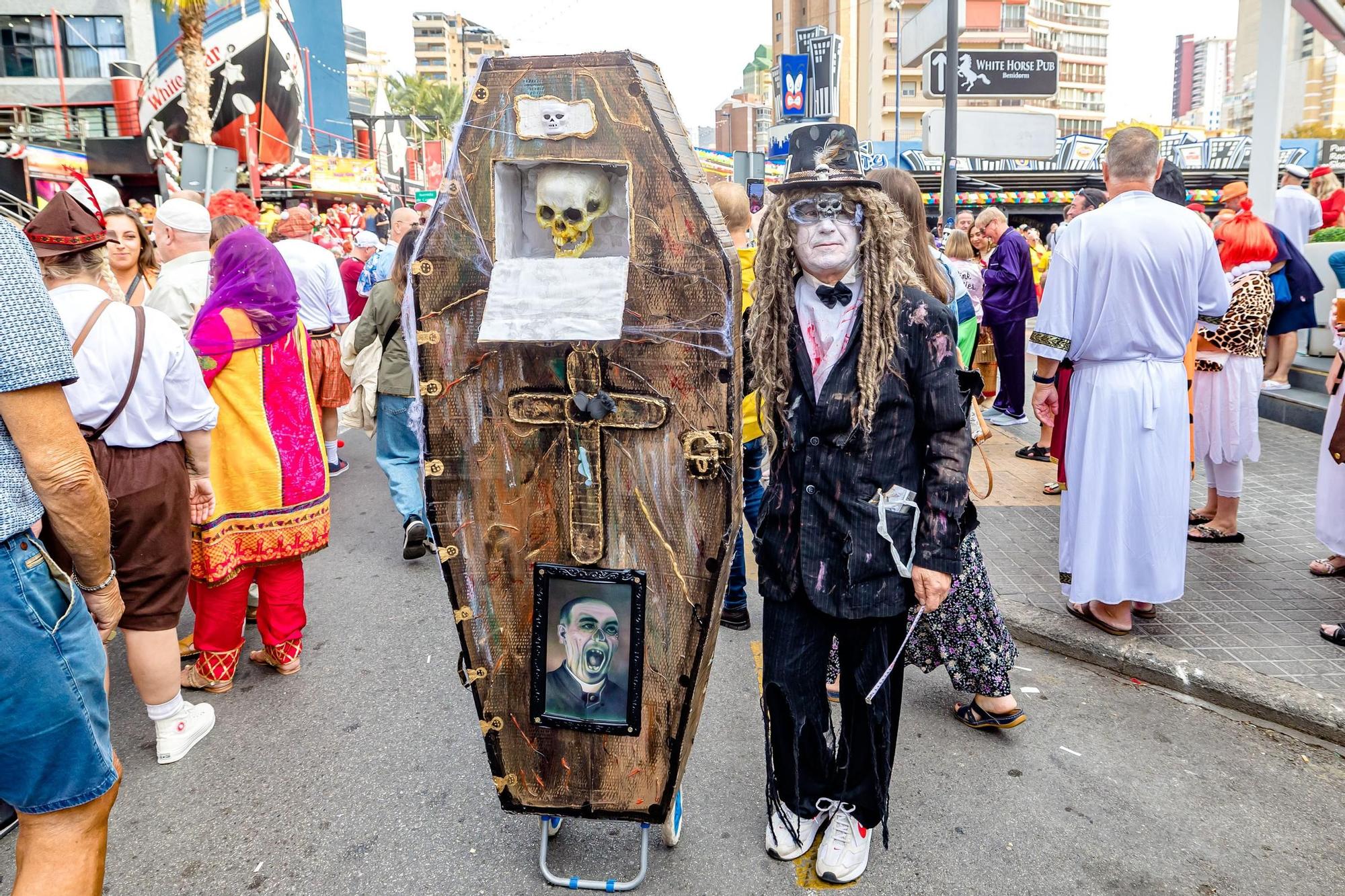 Así celebran los británicos la Fancy Dress Party 2023 en Benidorm