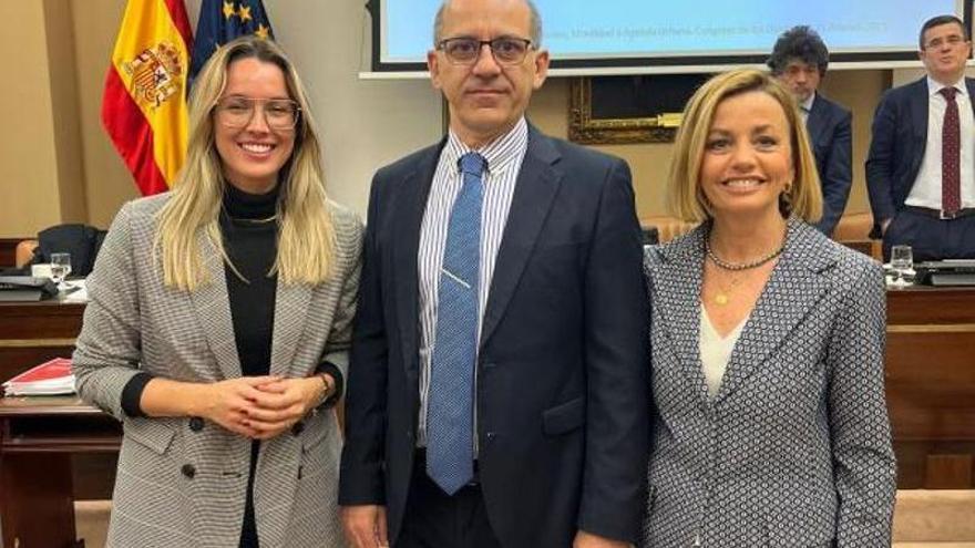 Las diputadas María Fernández (CC), izquierda, y Ana Zurita (PP), flanquean a José Ángel Hernández. | E.D.