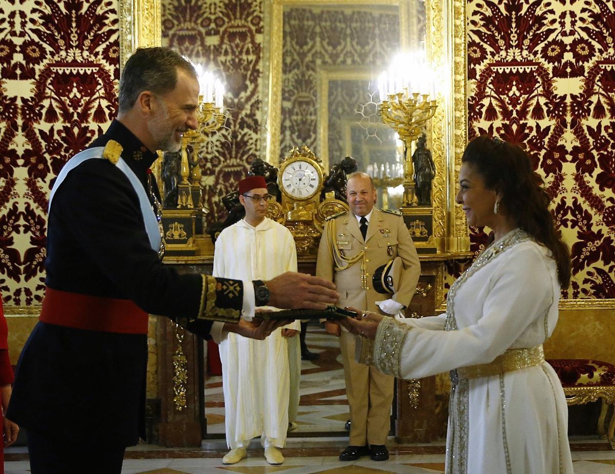 El Rey Felipe VI recibe la carta credencial de la embajadora del del Reino de Marruecos.