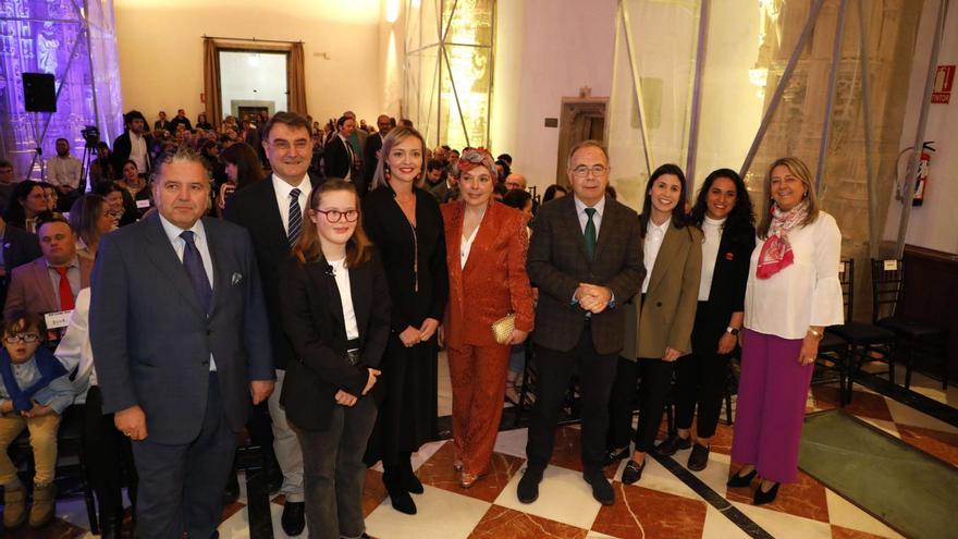 Parte de los protagonistas de la cita celebrada en Santiago, con el alcalde situado cuarto desde la derecha. / Antonio hernández