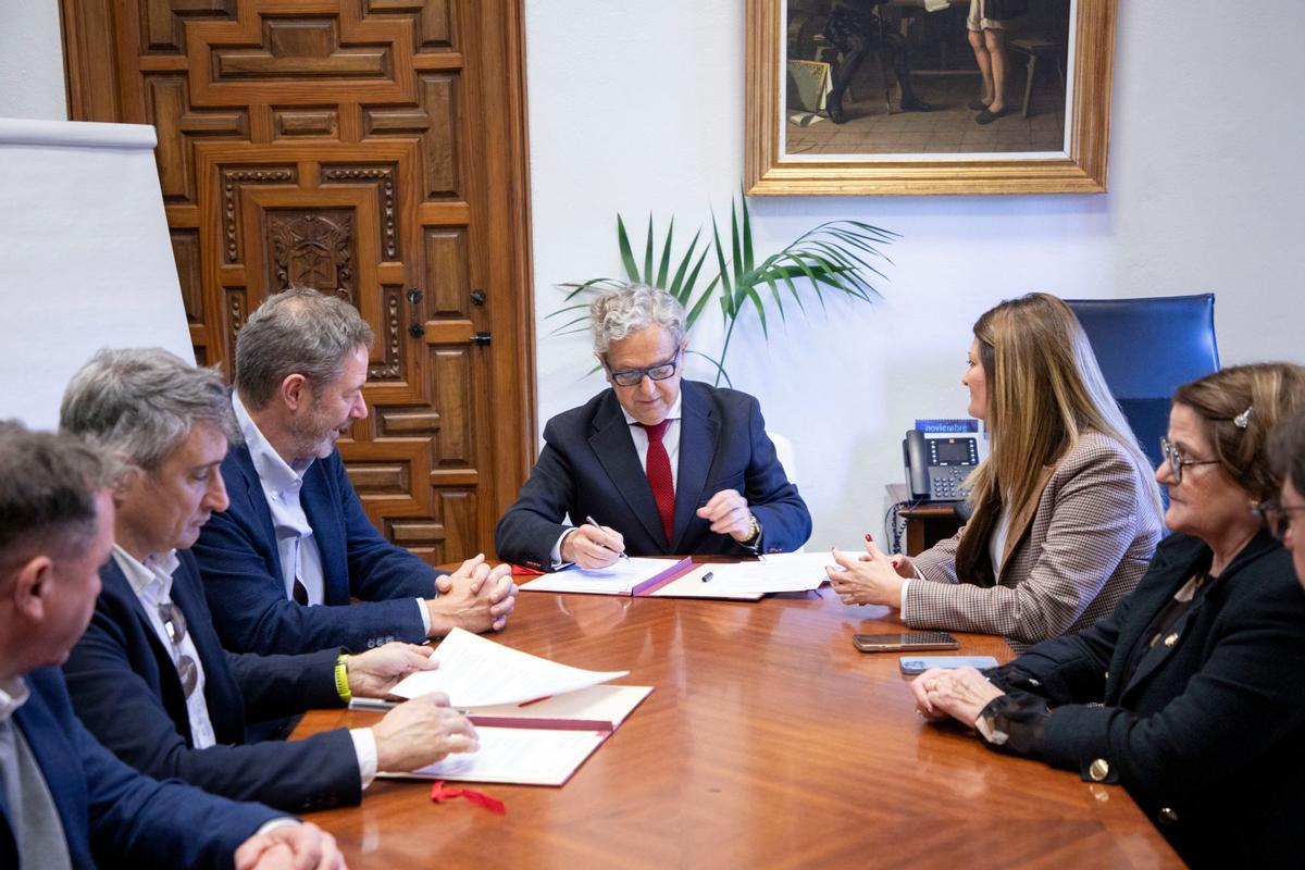 Firma del acuerdo de alquiler entre Valentria y la Diputación.