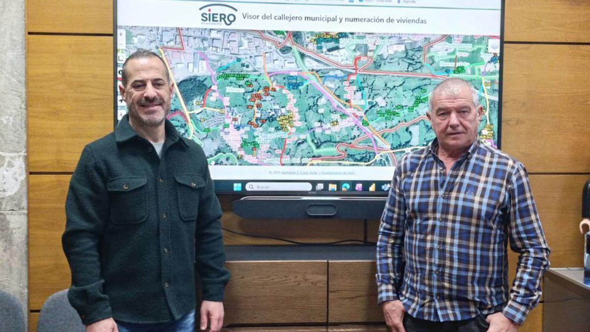 Ángel García, «Cepi», y Raimundo Díaz, en el Ayuntamiento. | L. R.