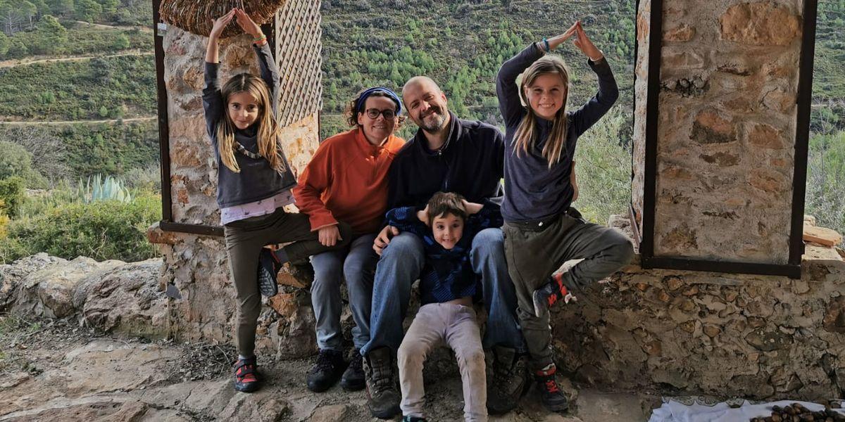 Fernando, con su mujer y sus hijos se ha instalado en el municipio de Vall de Almonacid.
