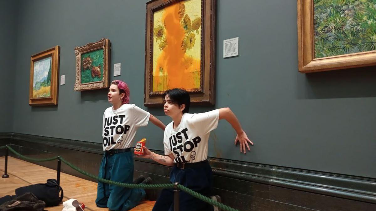 Activistas climáticas tras lanzar sopa de tomate contra &#039;Los Girasoles&#039; de Van Gogh.