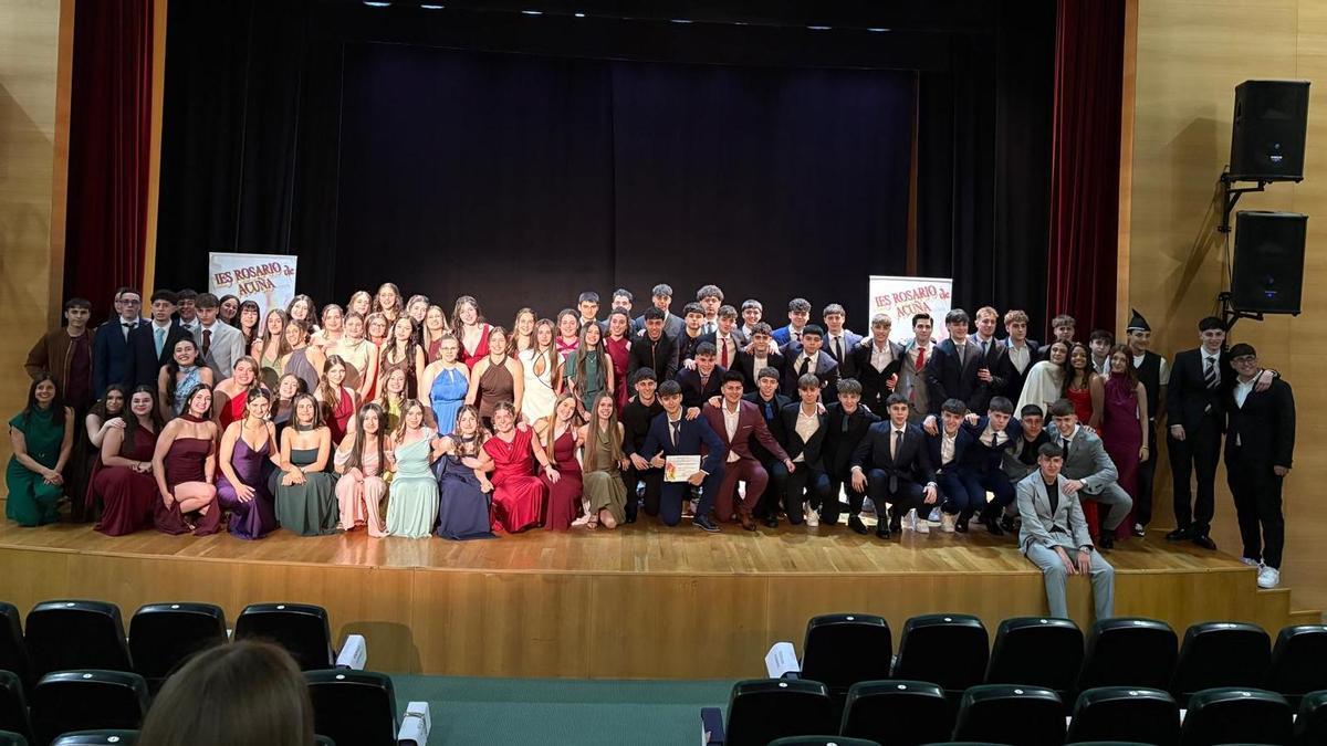 Foto de familia de los alumnos graduados, en el centro municipal integrado de Pumarín-Gijón Sur.