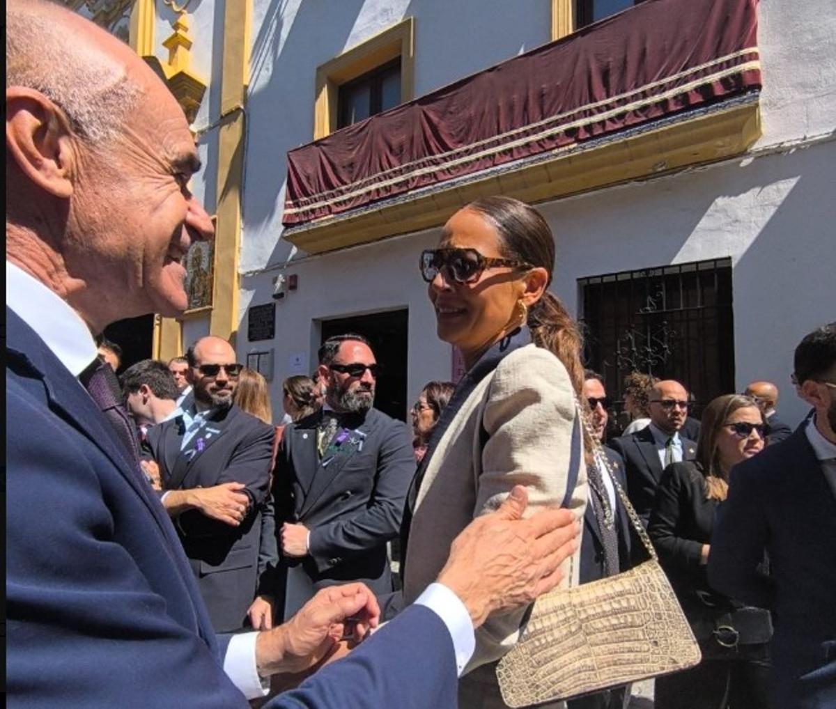 Antonio Muñoz, portavoz municipal del PSOE de Sevilla, saluda a la modelo y presentadora Eva González en la calle Pureza.