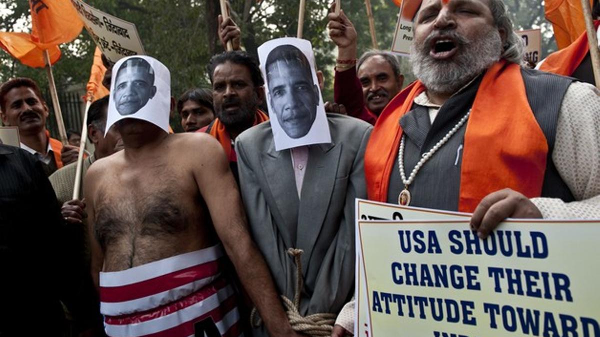 Protesta ante la Embajada de EEUU en Nueva Delhi por la detención de una diplomática india, este miércoles.