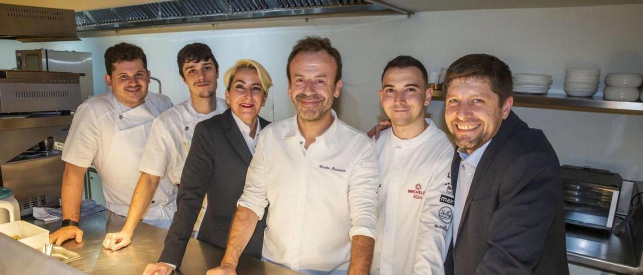 El equipo de NM, posando para LA NUEVA ESPAÑA, este miércoles, en el restaurante en Oviedo: los cocineros Miguel del Soto y Diego Cortina; la sumiller Génova Bilbao; Nacho Manzano; Daniel Silvestre; y el jefe de sala, Javier Sánchez.