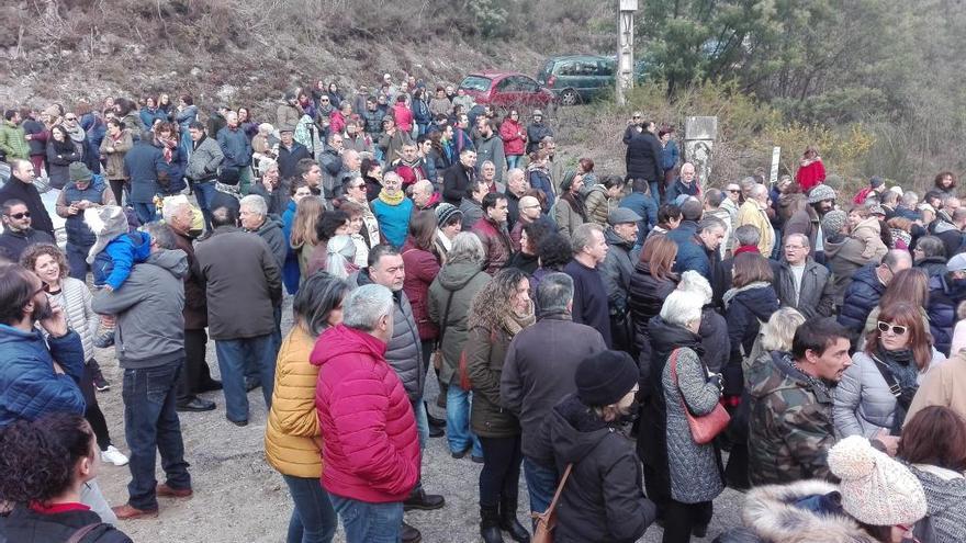 Asistentes a la protesta contra el trasvase, esta mañana en Soutomaior. / FdV