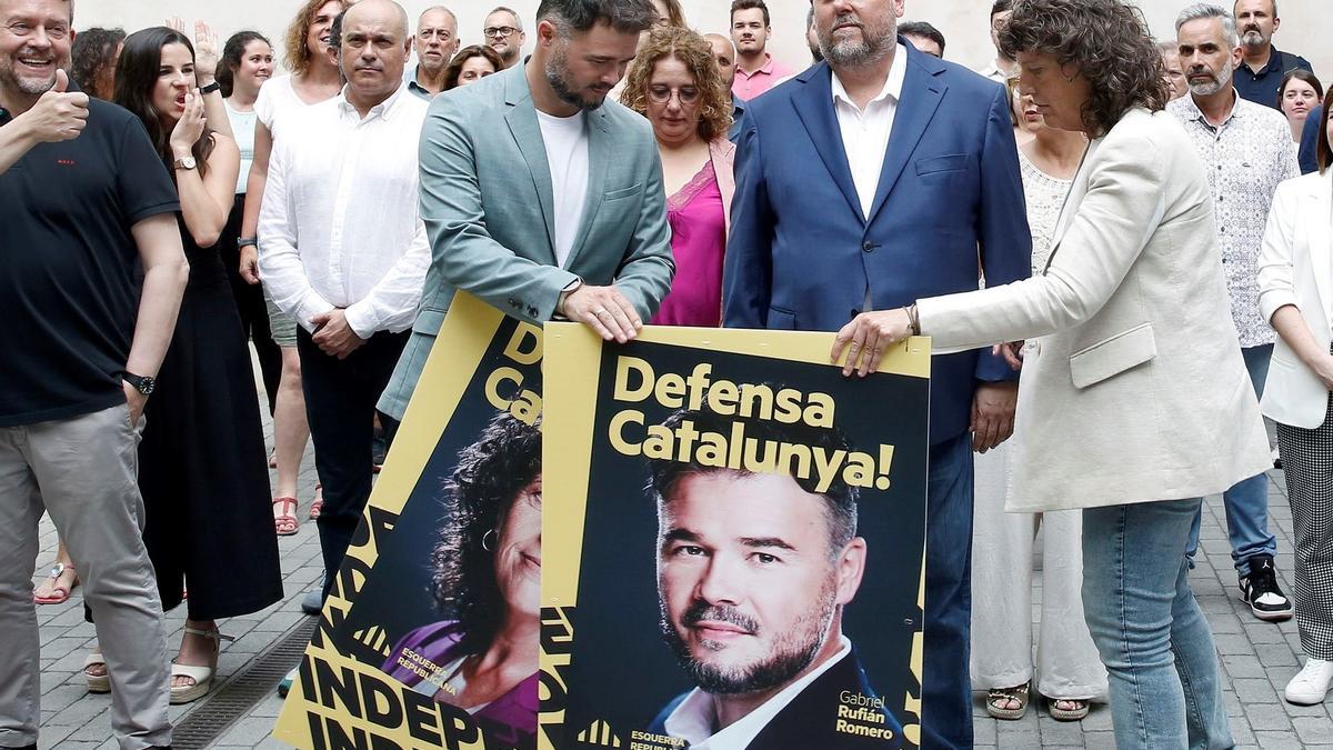 Gabriel Rufián, Oriol Junqueras y teresa Jordà enseñan los carteles de campaña de ERC