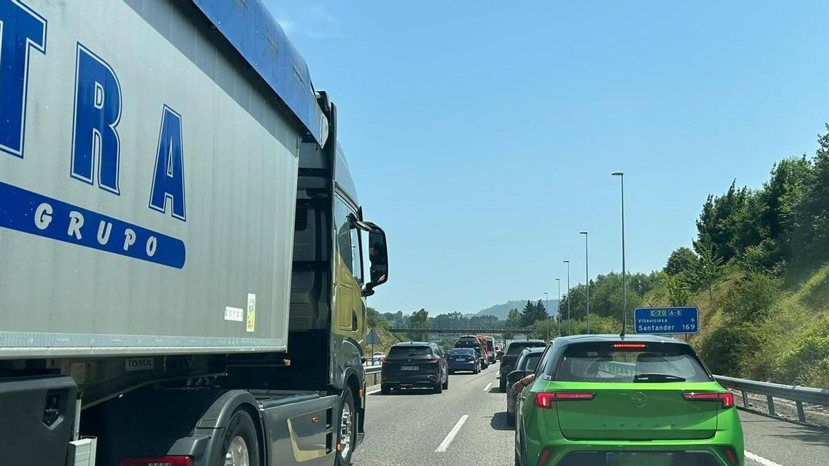 Retenciones en dirección a Villaviciosa, este miércoles, pasadas las 13.30 horas.