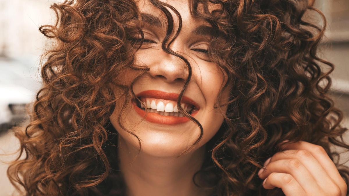 El spray desenredante más buscado para un cabello fuerte y brillante del que todo el mundo habla maravillas