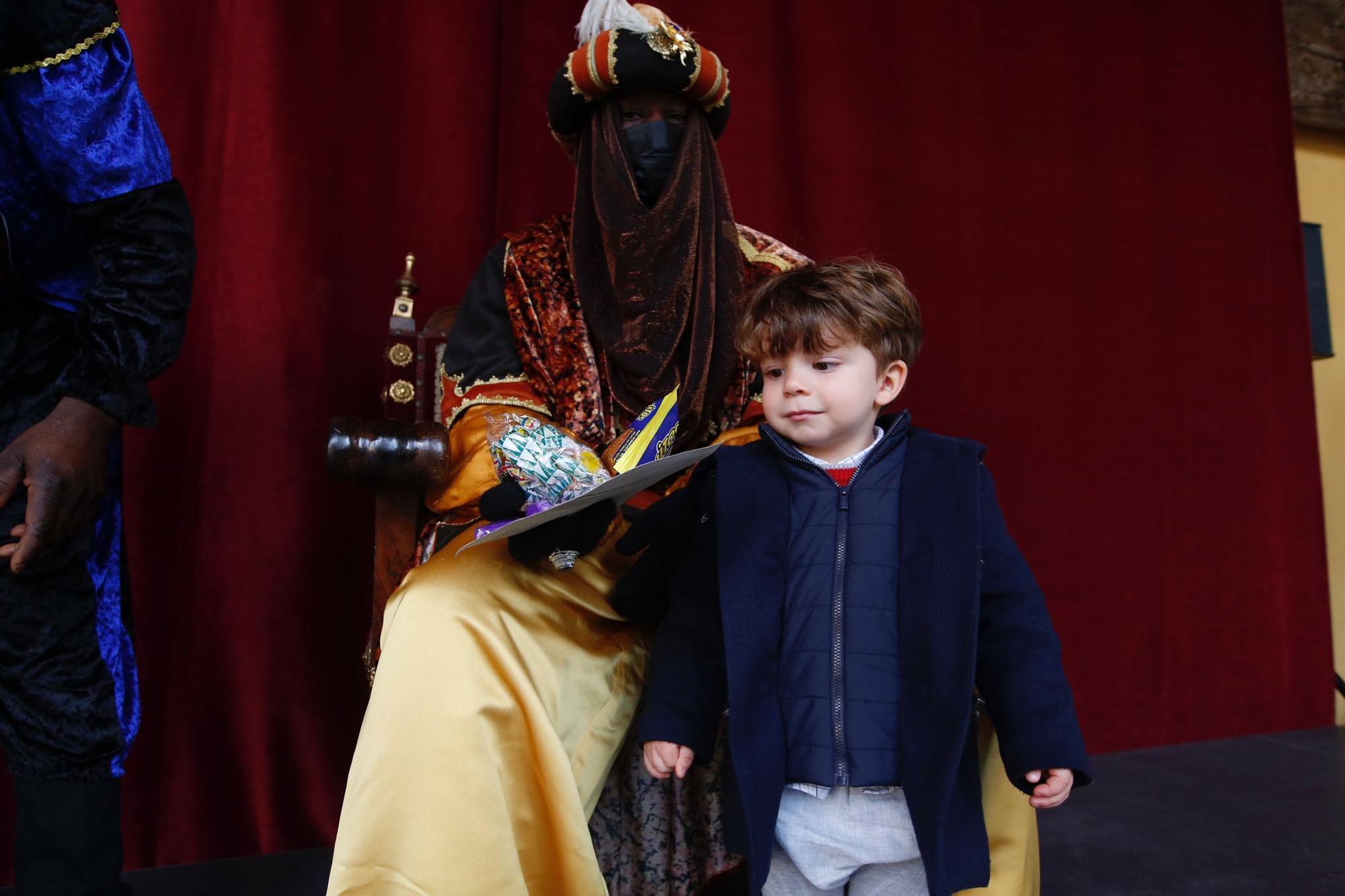 Los Reyes Magos reciben a los niños de Córdoba en el Patio de los Naranjos