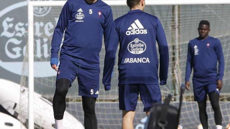 Okay controla una pelota durante el entrenamiento matinal celebrado ayer en A Madroa. // Alba Villar