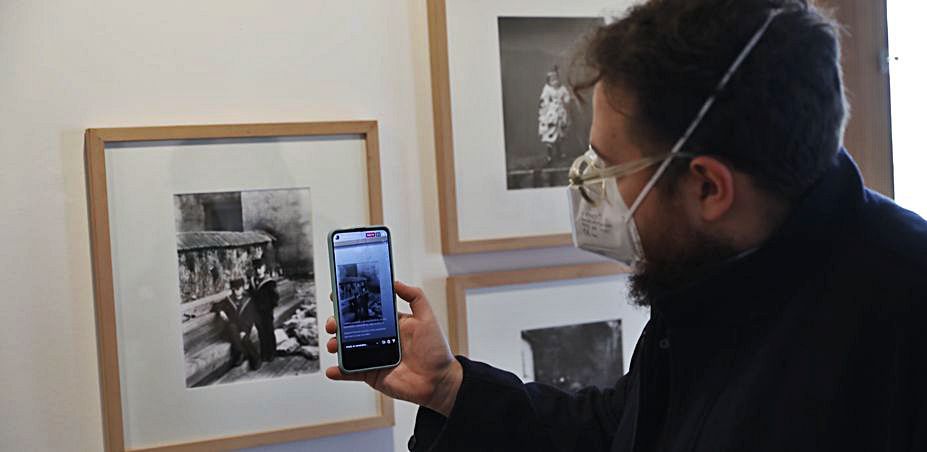 Un visitante fotografía algunas de las obras expuestas. | M. L.