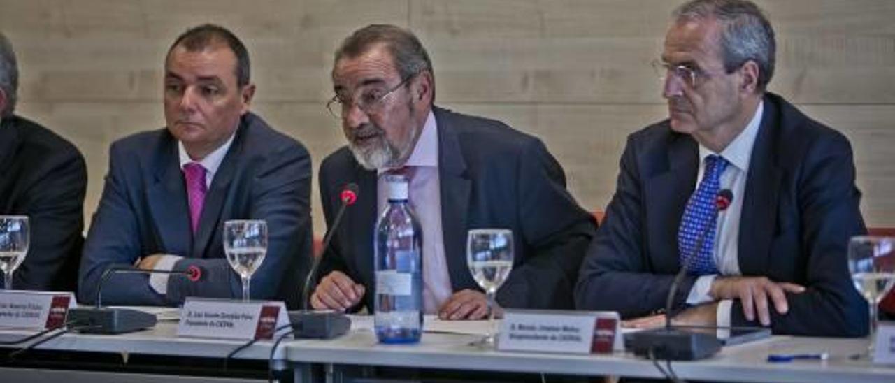 Salvador Navarro, José Vicente González y Moisés Jiménez, en una asamblea en IFA