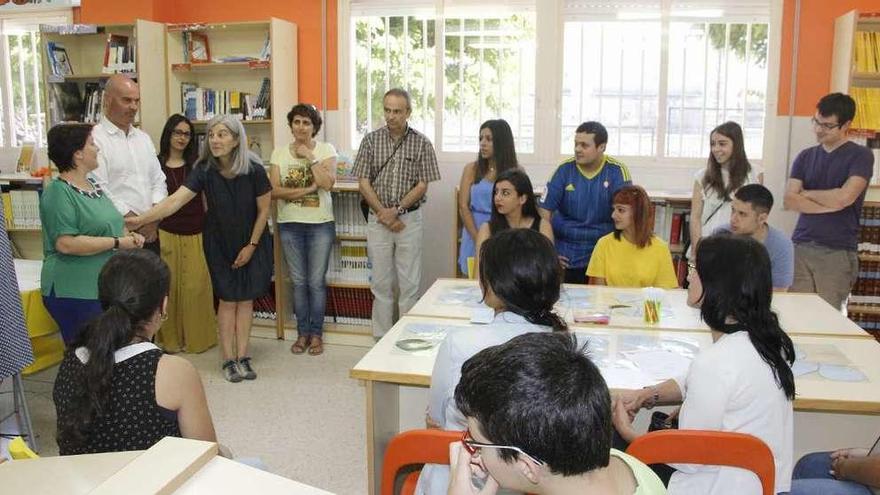 Arriba, un momento del acto en el Johán Carballeira. Abajo, la alumna Ana Queimaño recibe un diploma y una camiseta. // S. Á.