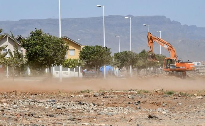 17/07/2019 POZO IZQUIERDO. SANTA LUCIA DE TIRAJANA. Tierra en los Duplex de Pozo Izquierdo por las obras de unos invernaderos.  Fotógrafa: YAIZA SOCORRO.  | 17/07/2019 | Fotógrafo: Yaiza Socorro