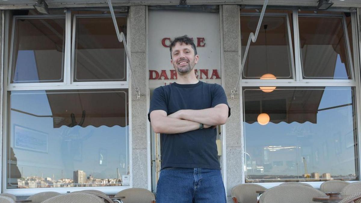 Jorge Espasandín, tercera generación que regenta la Cafetería La Dársena en O Parrote.