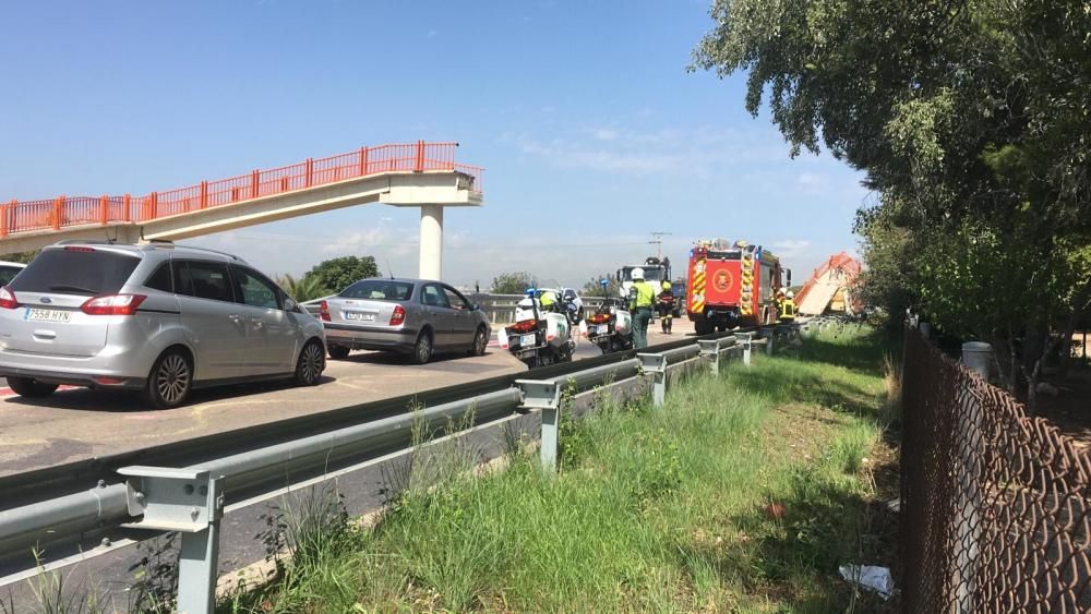 Un camión derriba la pasarela peatonal del Saler