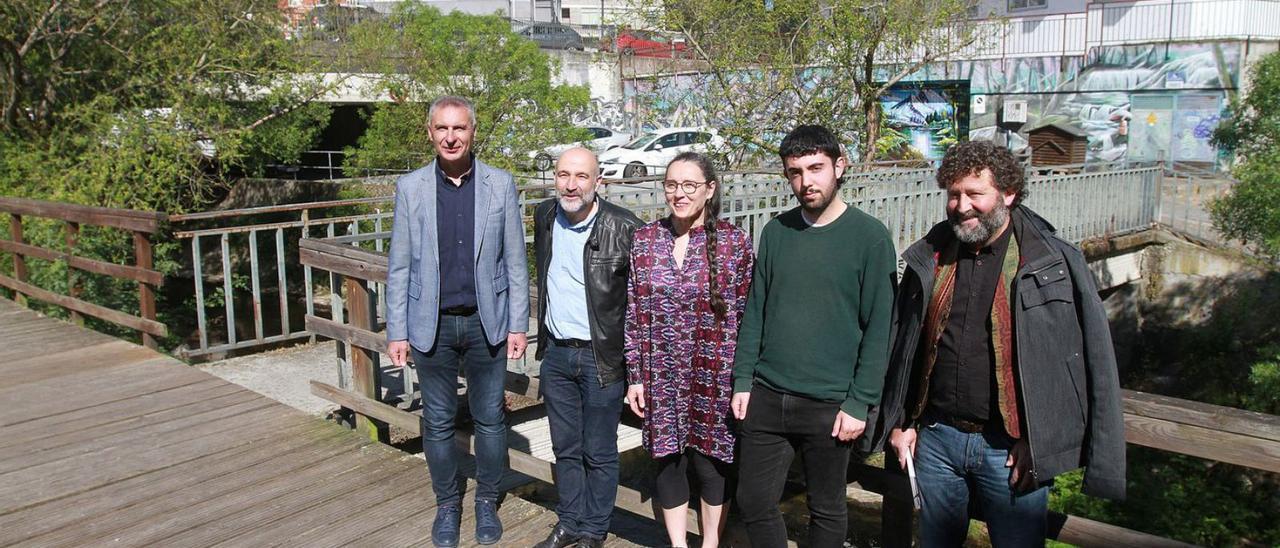 Néstor Rego, con candidatos y ediles de los tres concellos que miran al Barbaña. |   // IÑAKI OSORIO