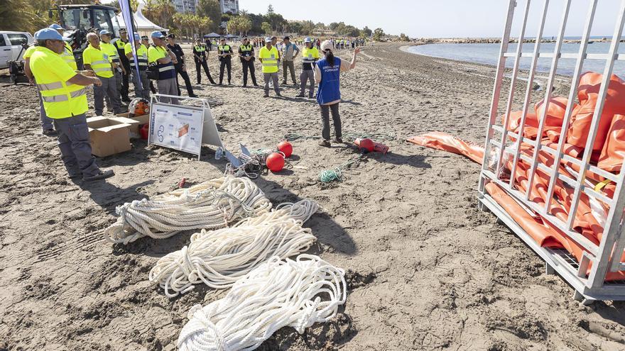 Comienza el simulacro contra la contaminación marina en la playa de la Almadraba de Alicante