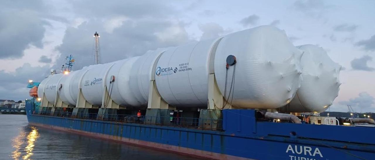 Los tanques embarcados en el puerto de Avilés, rumbo a Noruega.