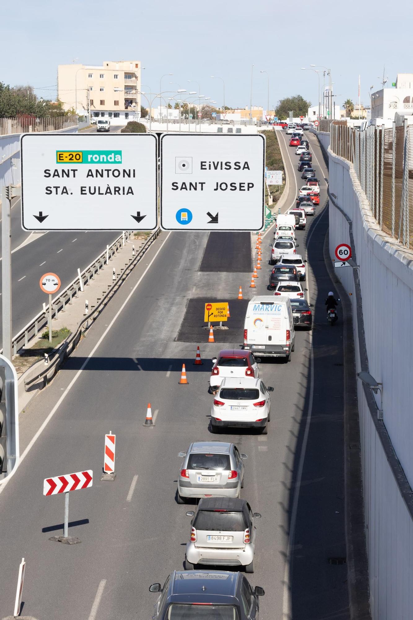 Galería: Atasco en la carretera del aeropuerto de Ibiza por las obras