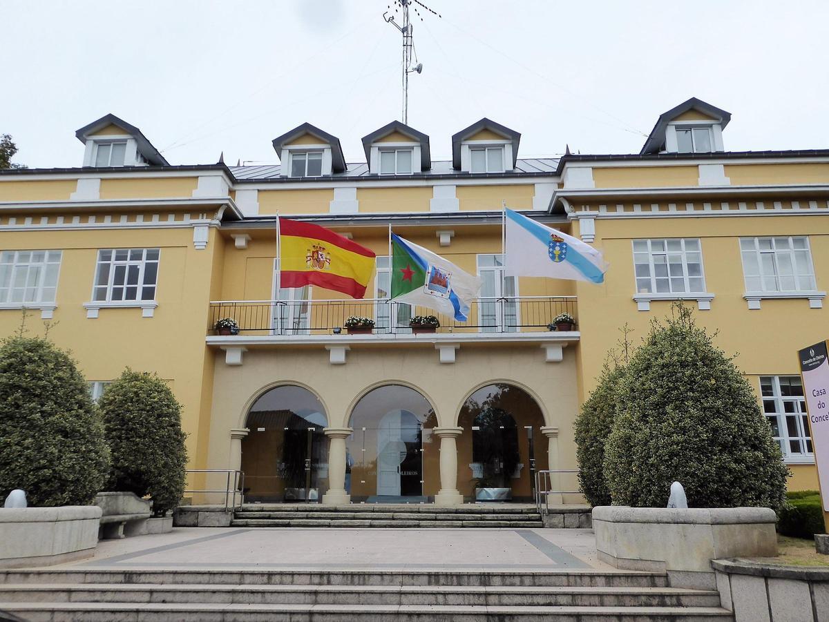 Fachada principal del Concello de Oleiros.