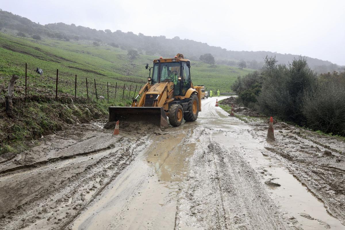 29/01/2026 Imágenes de la carretera afectada por las reciente lluvias. A 29 de enero de 2026 en Grazalema, Cádiz (Andalucía, España). La presidenta de la Diputación de Cádiz, Almudena Martínez del Junco, acompañada del Alcalde de Grazalema Carlos Javier García Ramírez, visitó la comarca de la Sierra de Grazalema para evaluar personalmente el estado de las carreteras de la red provincial y los daños provocados por el reciente temporal en la zona. SOCIEDAD Nacho Frade - Europa Press