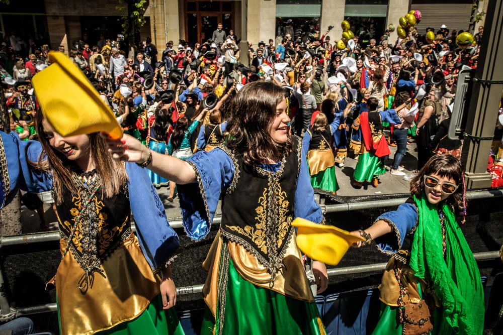 La procesión de la reliquia es uno de los actos que más agradan a los alcoyanos en el día dedicado al patrón San Jorge.