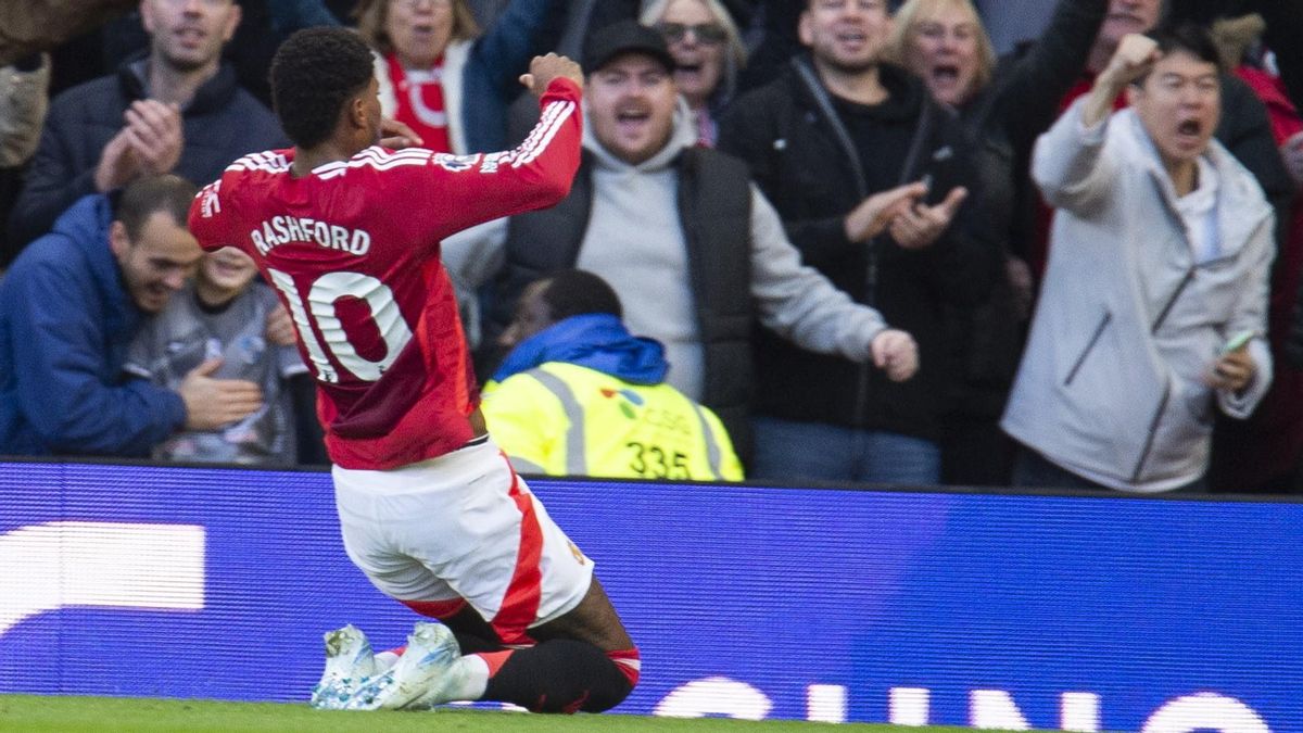 Marcus Rashford celebra un gol que le marca al Everton con la camiseta del Manchester United.