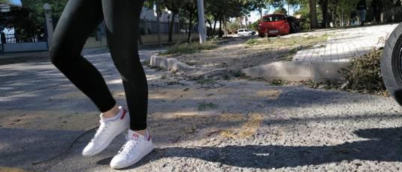 Aspecto de la acera situada frente al tanatorio de Sant Joan, cercana a la Fundación Lukas y Apsa.