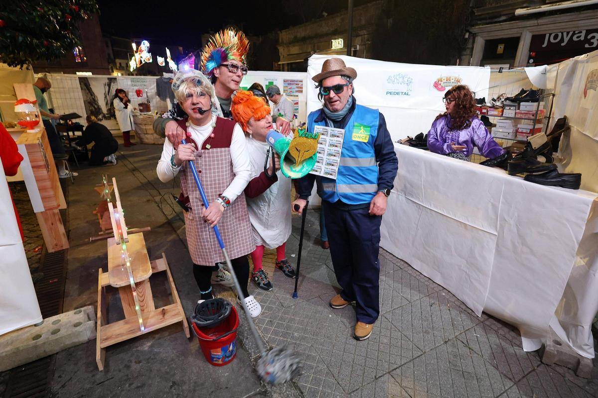 Integrantes de Os das Pistas, ayer durante la representación en la Mostra da Parodia.