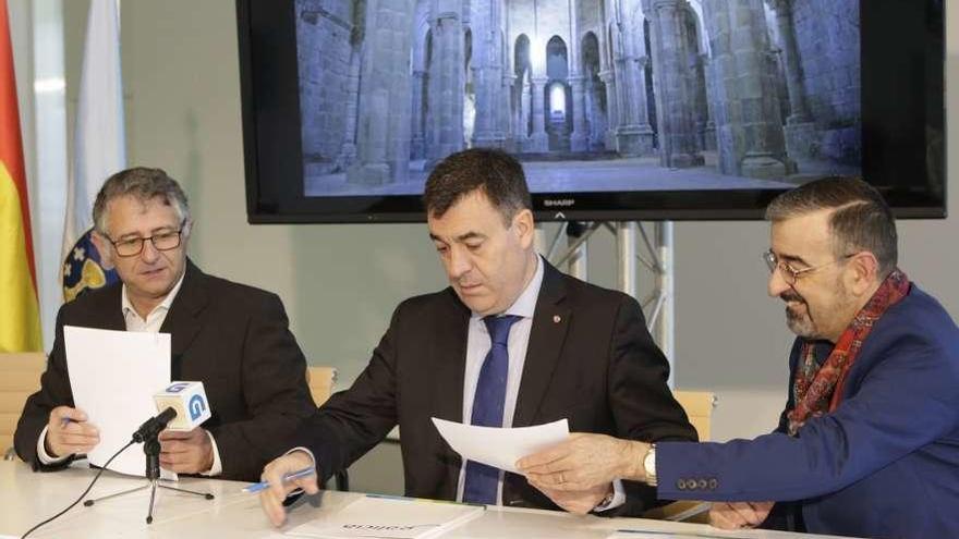 Manuel Cuíña, Román Rodríguez y César Carnero, durante la firma del convenio.