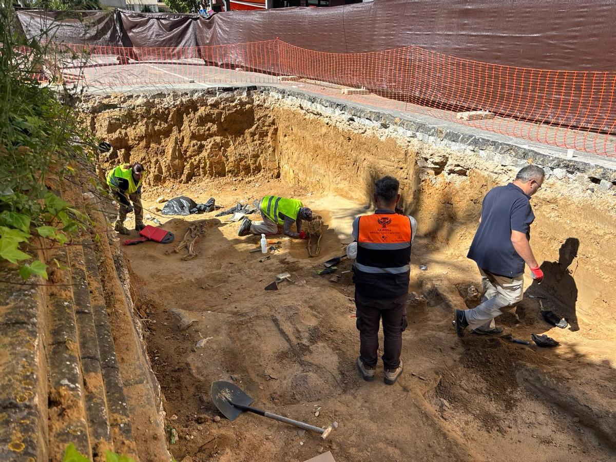 Cuatro peones y uno de los arqueólogos durante las excavaciones en la avenida de Huelva de Badajoz.