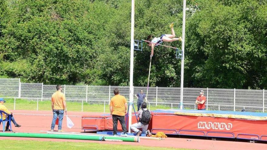 Una competidora de salto de pértiga ayer en el Trofeo Vila de Cangas de Atletismo. // Gonzalo Núñez