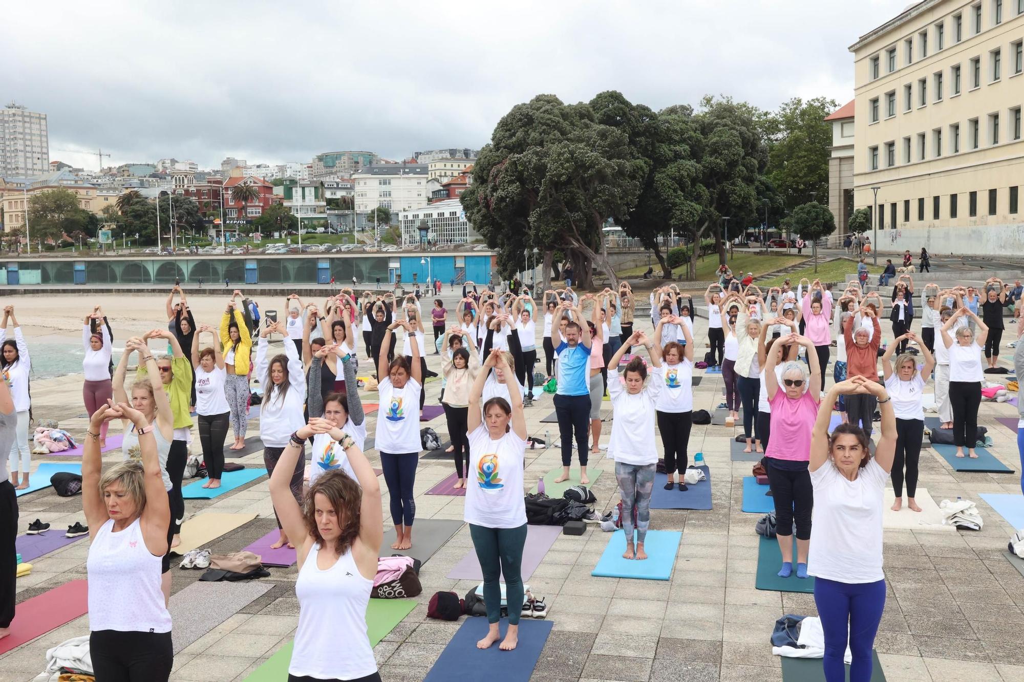 Clase de yoga y meditación en las Esclavas a cargo de la profesora de la embajada de la India