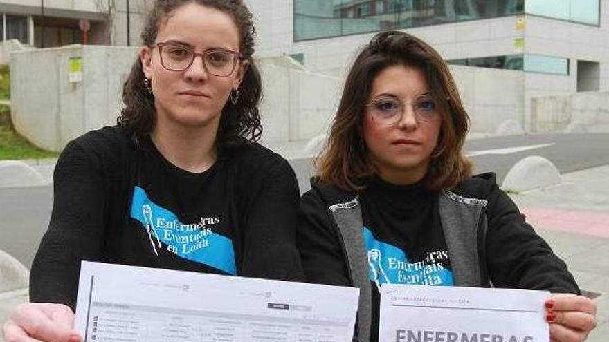 Nuria González y Tania Álvarez, frente al CHUO. // Iñaki Osorio