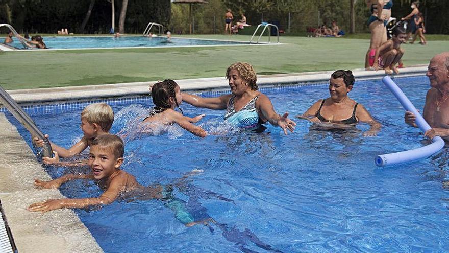 Infants jugant amb gent gran a la piscina de Sant Joan