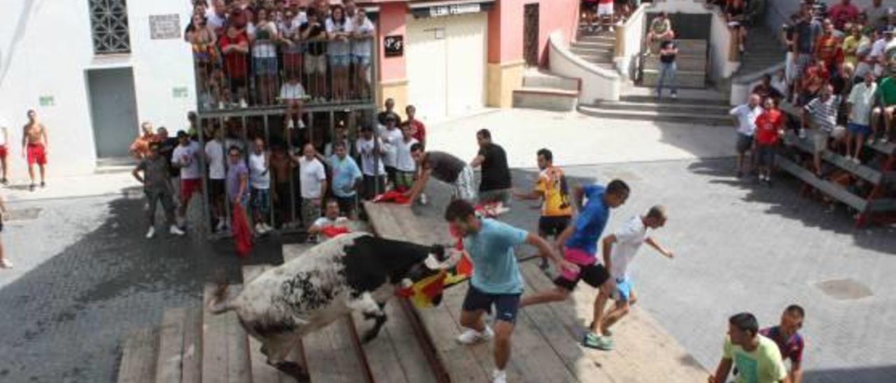 Cuatro heridos  en dos días en los «bous al carrer» de Alginet y Montserrat